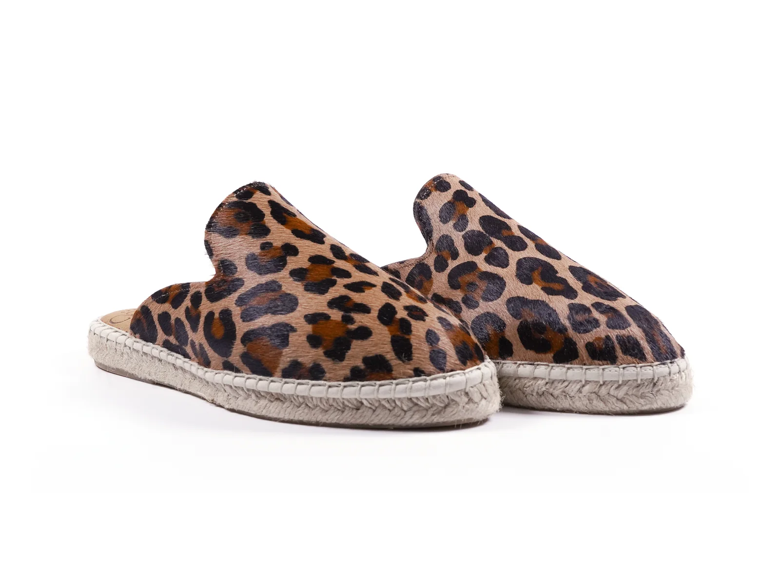 Mules à motif léopard et semelles en corde sur fond clair.