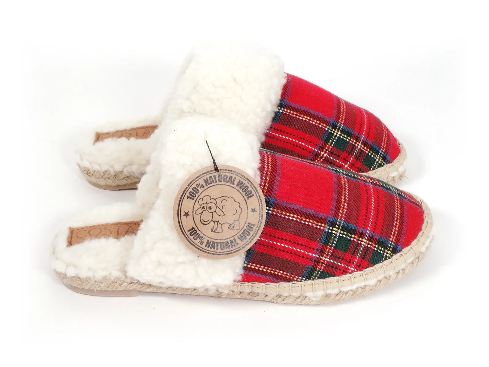 Chaussons ouverts à motif tartan rouge et revers clairs.