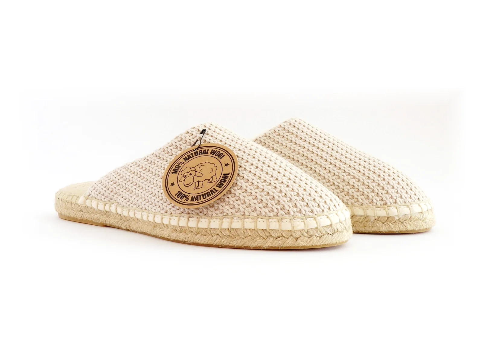 Paire de chaussons ouverts en maille claire à semelles en corde.
