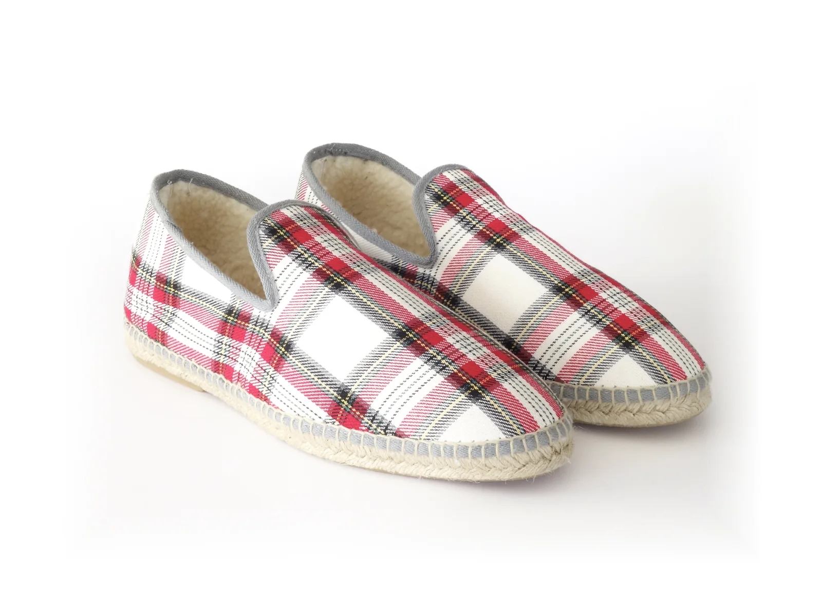 Paire de chaussons fermés à carreaux rouges et gris, avec doublure claire.