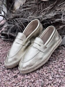 mocasin cuero dorado